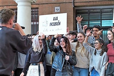 Arkano va improvisando su canción mientras lee una de las pancartas enarboladas por los estudiantes