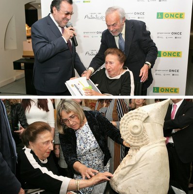 Arriba doña Maragarita recibe un cuento en braille de manos de Miguel Carballeda, junto a su esposo, Carlos Zurita