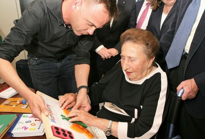 Doña Margarita conoce al tacto uno de los libros relieve elaborados en el SBO