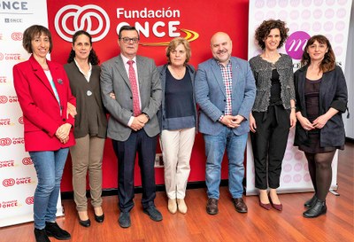 Foto de familia de los representantes de ambas entidades tras la firma del convenio