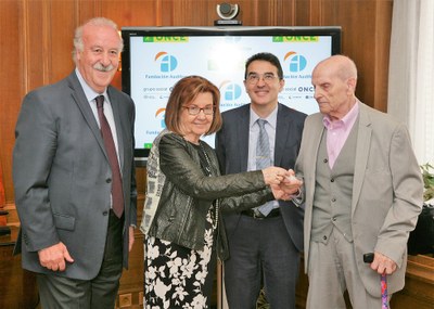 García del Frenso entrega su nuevo audífono a Roberto Drake en presencia de Vicente del Bosque (izquierda) y Andrés Ramos