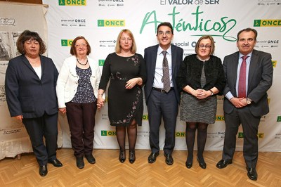 Los representantes de la ONCE saludan desde el escenario en el homenaje al libro en el SBO de Madrid