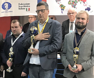 Nikac Predrag, en el centro, luce su trofeo junto al ruso Smirnov (a su derecha) y el polaco Tazbir, segundo y tercer clasificado respectivamente
