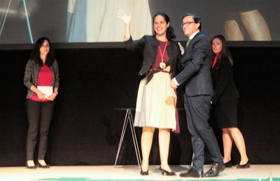 Peláez, en el escenario, recibe su premio de manos del presidente de la Diputación, Miguel Ángel Gallardo