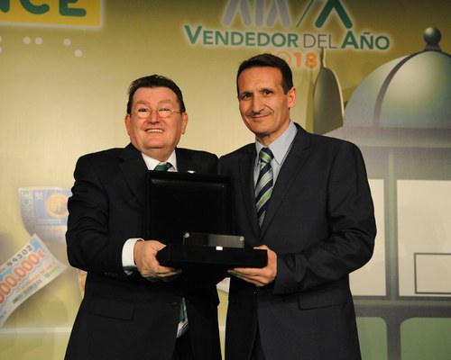 Rafael Rodríguez (a la derecha) recoge su galardón de manos del director general de la ONCE, Ángel Sánchez, en la gala de Mejores Vendedores del Año celebrada en febrero 