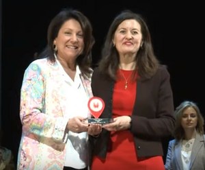 Raquel Pérez (a la derecha) recoge el premio de manos de Rosa Plantagenet-Whyte