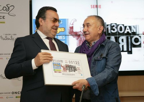 Miguel Carballeda y Pepe Álvarez muestran el cupón dedicado