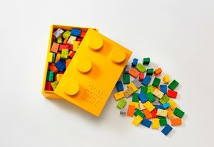 Caja de Lego con los bricks en braille