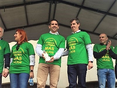 Alfredo Sánez, de Gesto Deportivo (en el centro), recoge el galardón acompañado por el presidente de ONCE-Euskadi, Rafael Ledesma (a su izquierda)