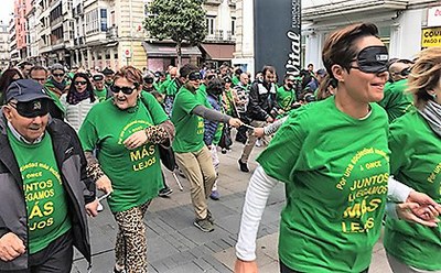 Cientos de personas corren por Vitoria, por parejas unidas por un cordón con un cascabel, haciendo una de guía y otra corriendo sin ver por portar un antifaz opaco