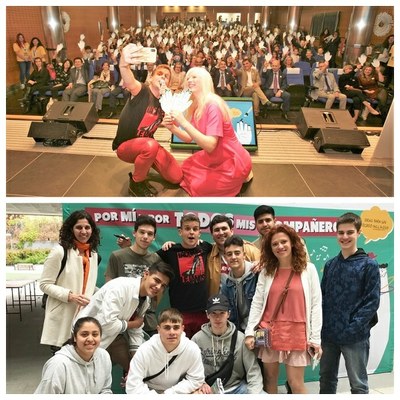 Arkano, junto a la presentadora del acto (arriba) y rodeado de jóvenes participantes en el acto