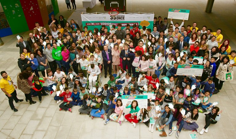 Foto de familia de los estudiantes y autoridades participantes en el acto celebrado en el CRE de la ONCE en Madrid