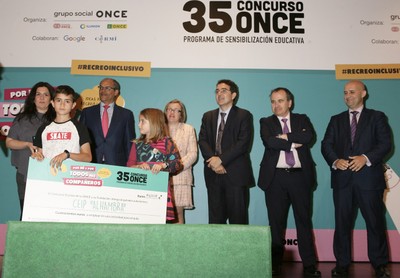 Los pequeños del colegio 'Alhambra', ganador en Categoría A de los premios autonómicos de Madrid, recogen su galardón
