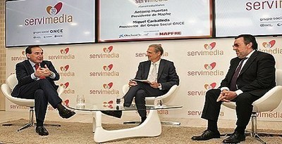 De izquierda a derecha, Antonio Huertas, González Huesa y Miguel Carballeda durante el debate