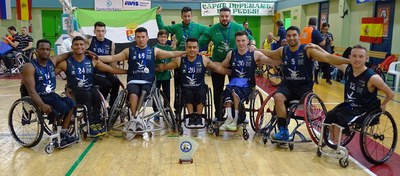 El equipo del Mideba posa con su trofeo delante