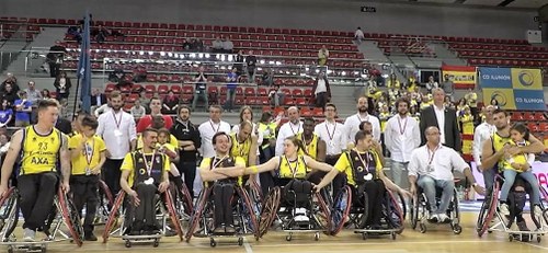 El equipo posa tras recoger su medalla como subcampeones