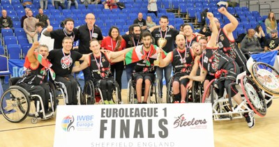 El equipo vizcaíno festeja la victoria en la final del Euroliga 1