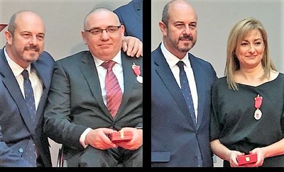 El presidente madrileño, Pedro Rollán, entregando sus medallas a Óscar Moral y a la secretaria general de Plena Inclusión Madrid, Mar Torres
