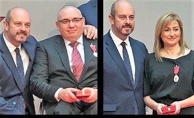 El presidente madrileño, Pedro Rollán, entregando sus medallas a Óscar Moral y a la secretaria general de Plena Inclusión Madrid, Mar Torres