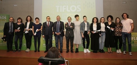Foto de familia de  las galardonadas junto a responsables, presentadora del acto y estudiantes de periodismo