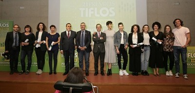 Foto de familia de  las galardonadas junto a responsables, presentadora del acto y estudiantes de periodismo