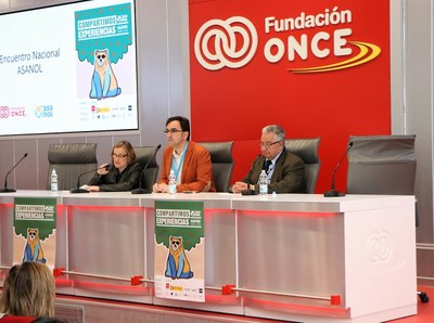 Imelda Fernández, junto a los representantes de ASANOL, en la apertura de la asamblea de afectados