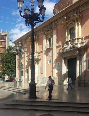 Inma Marqués con su bastón blanco en la plaza de la Basílica de la Virgen de los Desamparados, en Valencia 