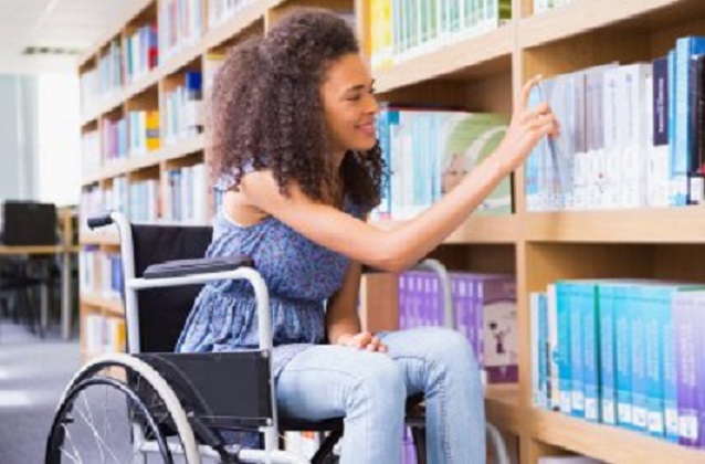 Joven con discapacidad en una biblioteca