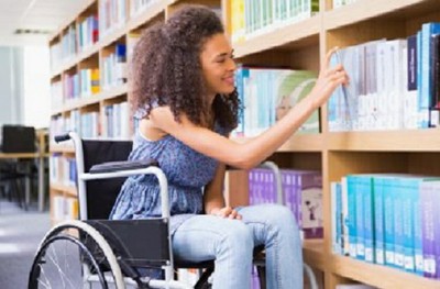 Joven con discapacidad en una biblioteca