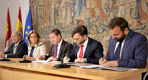 Momento de la firma del acuerdo, con García-Page en el centro de la mesa