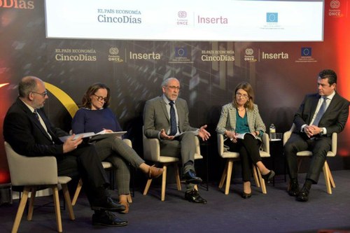 Participantes en la mesa redonda posterior a la presentación