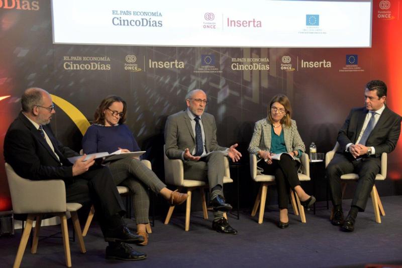 Participantes en la mesa redonda posterior a la presentación