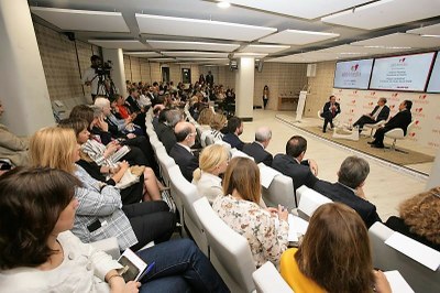 Periodistas y numerosos directivos abarrotaron la sala de Torre Ilunion en la Servimedia organizó el debate 