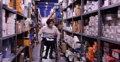 Persona en silla de ruedas en un almacén 