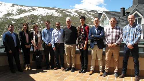 Representantes de las Administraciones y de las empresas implicadas posan en Sierra Nevada en la presentación del proyecto