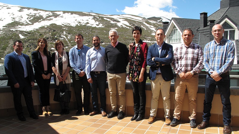 Representantes de las Administraciones y de las empresas implicadas posan en Sierra Nevada en la presentación del proyecto