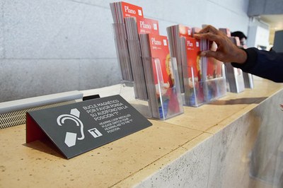 Señalización del servicio de bucle magnético en las instalaciones de El Prado