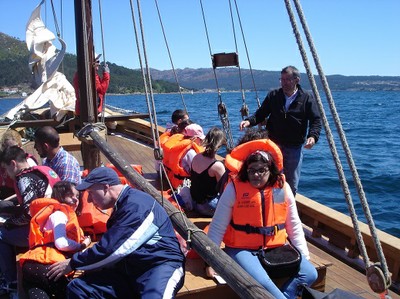 El grupo se sienta sobre cubierta tras embarcar en la nave