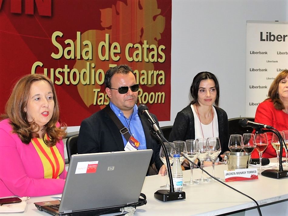 Villahermosa en la presentación de la cata, entre la diputada Jacinta Monroy (a la izquierda) y la sumiller Mª José Huertas