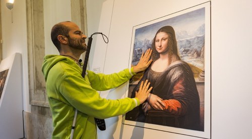 Persona ciega toda una reproducción de La Giocconda de la exposición "Hoy toca el Prado" en el Museo del Prado