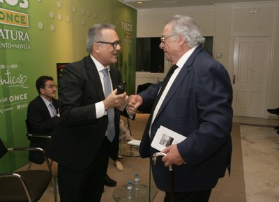 Ángel García recoge el reconocimiento a Caballero Bonald de manos de Ángel Luis Gómez, director de Promoción Cultural, Atención al Mayor, Juventud, Ocio y Deporte ONCE