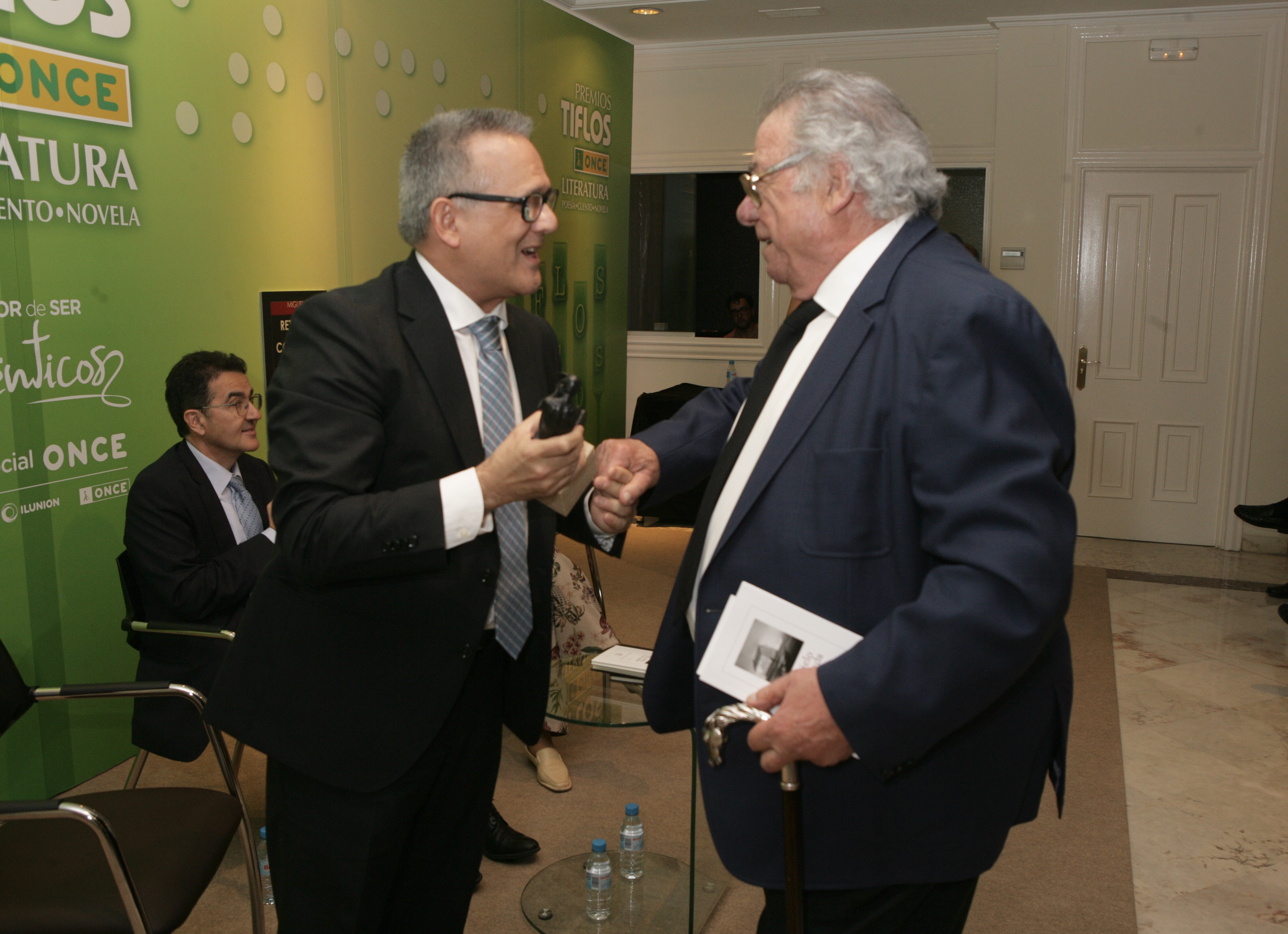 Ángel García recoge el reconocimiento a Caballero Bonald de manos de Ángel Luis Gómez, director de Promoción Cultural, Atención al Mayor, Juventud, Ocio y Deporte ONCE