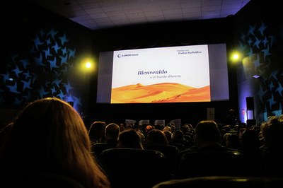 Arranque del documental, con la sala abarrotada, en el Palacio de la Prensa de Madrid