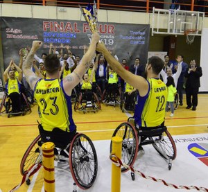 Bywater y Latham alzan el trofeo de campeones de la Liga rodeados por sus compañeros