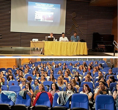 Collage con una imagen de la mesa del seminario (arriba) y una vista general del público asistente