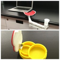 Collage gráfico con un reposa-brazo giratorio para acceso al ordenador (arriba) y un pastillero accesible, objetos expuestos en la muestra
