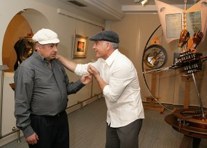 Dos actores de 'La Luciérnaga' durante la visita teatralizada a las instalaciones del Museo