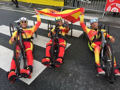 El equipo español de relevos de handbike, tras obtener la segunda plaza en Ostende