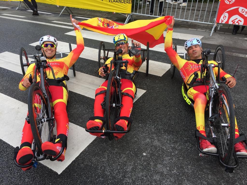 El equipo español de relevos de handbike, tras obtener la segunda plaza en Ostende