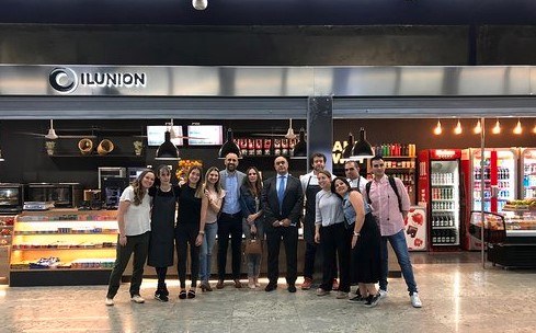 El personal de la nueva tienda posa, con responsables de Ilunion Retail, en la puerta del nuevo establecimiento de la empresa en Nuevos Ministerios